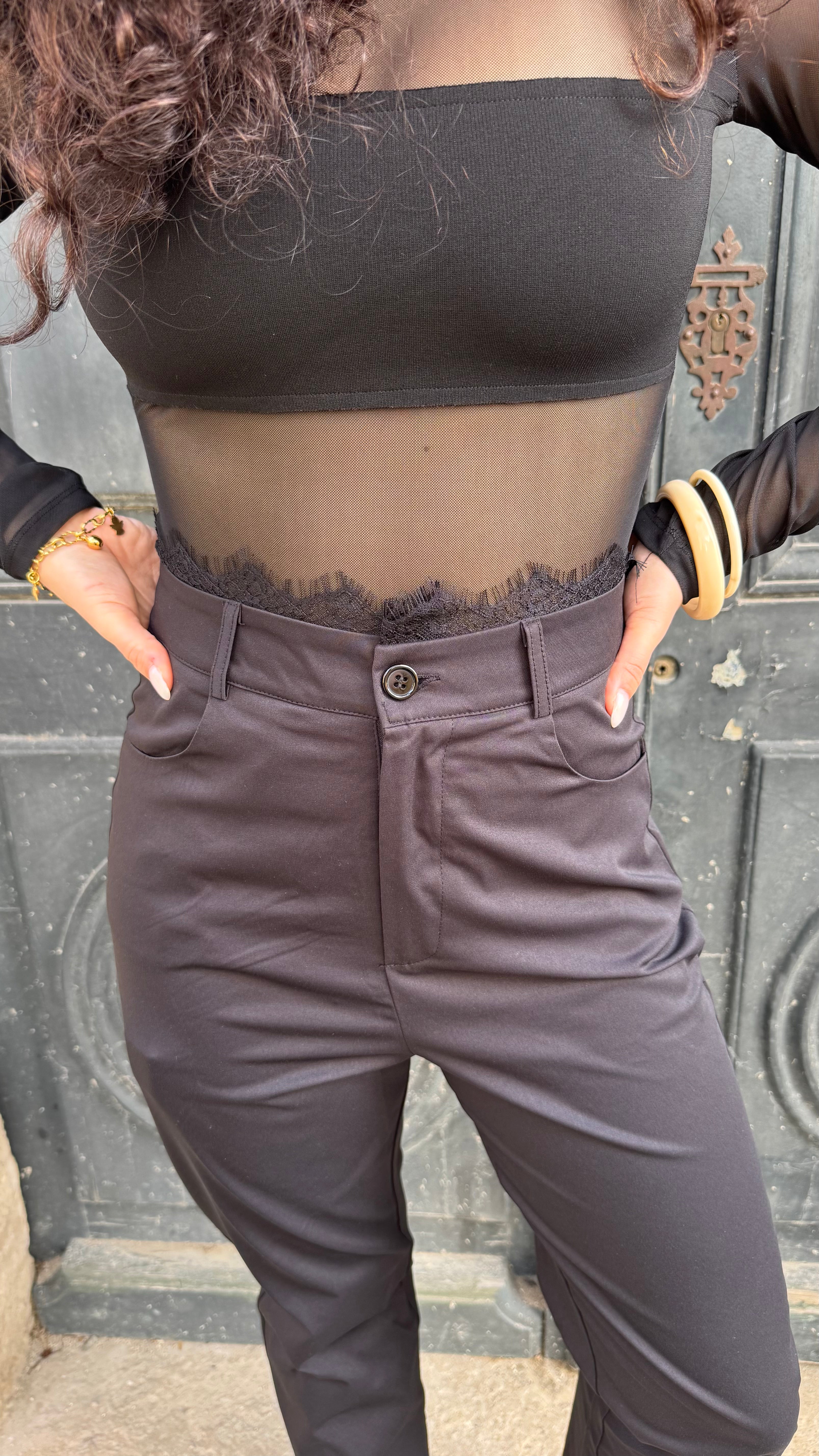 Pantalon noir taille haute détail dentelle