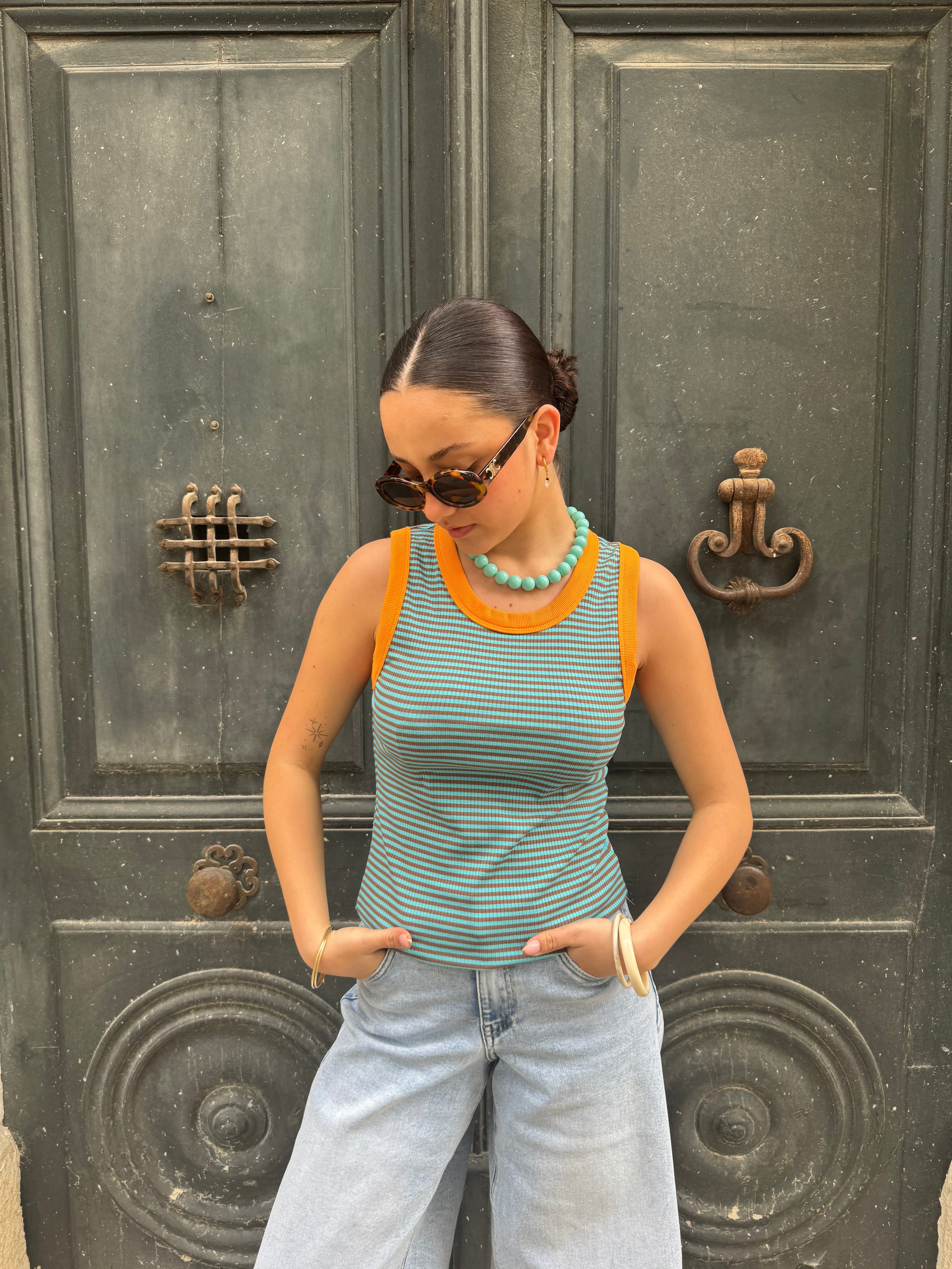 Débardeur rayé turquoise et orange au col contrastant